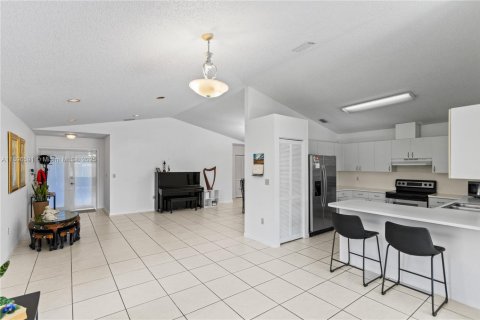 House in Hialeah, Florida 3 bedrooms, 170.66 sq.m. № 1948320 - photo 7
