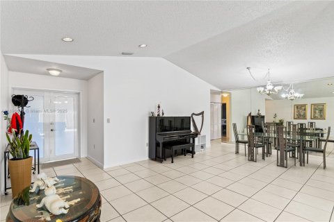 House in Hialeah, Florida 3 bedrooms, 170.66 sq.m. № 1948320 - photo 4