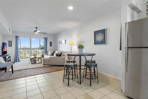 Condominio en venta en New Port Richey, Florida, 1 dormitorio, 65.22 m2 № 1723018 - foto 12