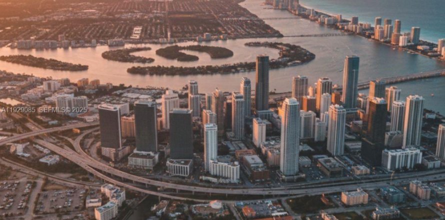 Кондоминиум с 194 спальнями в Флорида-Сити, Флорида № 1993441