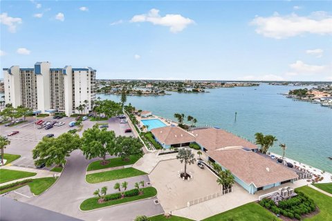 Condo in Saint Pete Beach, Florida, 2 bedrooms  № 2107685 - photo 26