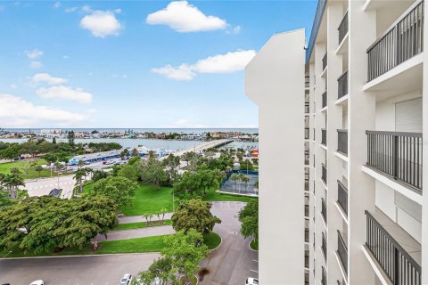 Condo in Saint Pete Beach, Florida, 2 bedrooms  № 2107685 - photo 25