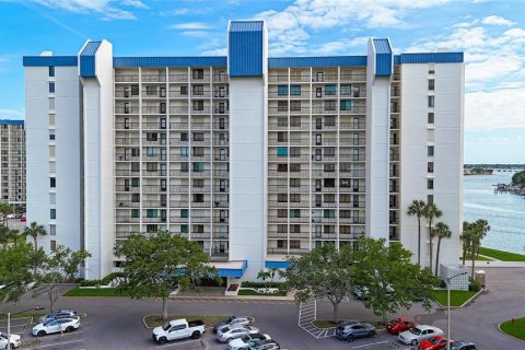 Condo in Saint Pete Beach, Florida, 2 bedrooms  № 2107685 - photo 27