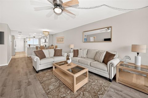 Condo in Saint Pete Beach, Florida, 2 bedrooms  № 2107685 - photo 16