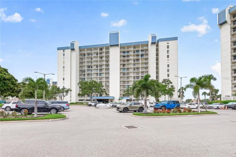 Condo in Saint Pete Beach, Florida, 2 bedrooms  № 2107685 - photo 2