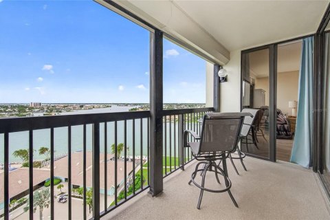 Condo in Saint Pete Beach, Florida, 2 bedrooms  № 2107685 - photo 17