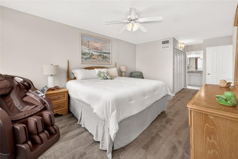 Condo in Saint Pete Beach, Florida, 2 bedrooms  № 2107685 - photo 24