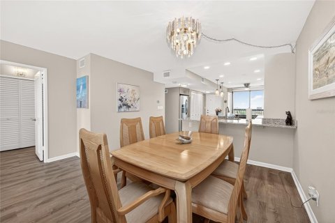 Condo in Saint Pete Beach, Florida, 2 bedrooms  № 2107685 - photo 12