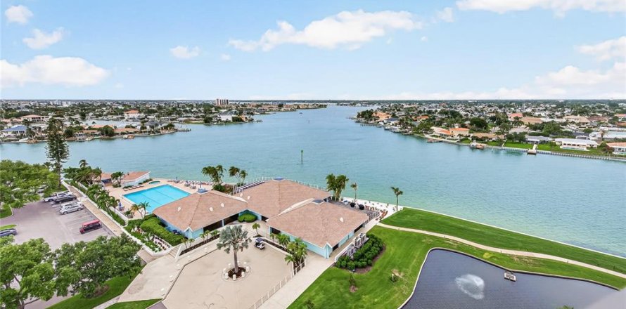 Condo in Saint Pete Beach, Florida, 2 bedrooms  № 2107685