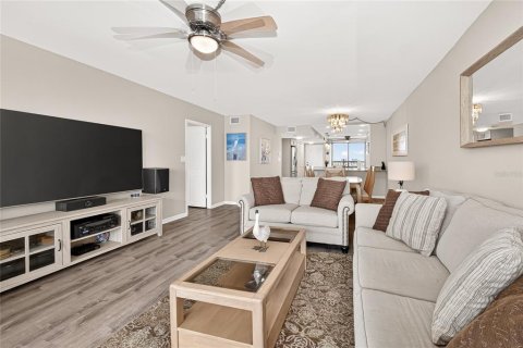 Condo in Saint Pete Beach, Florida, 2 bedrooms  № 2107685 - photo 15