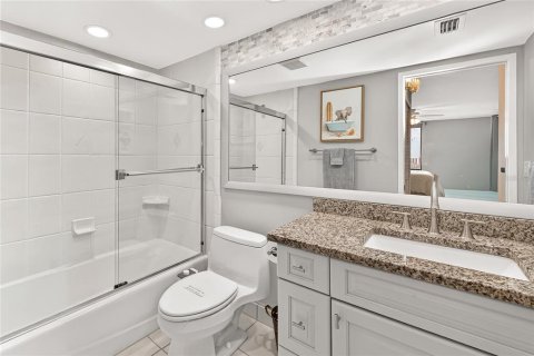 Condo in Saint Pete Beach, Florida, 2 bedrooms  № 2107685 - photo 23