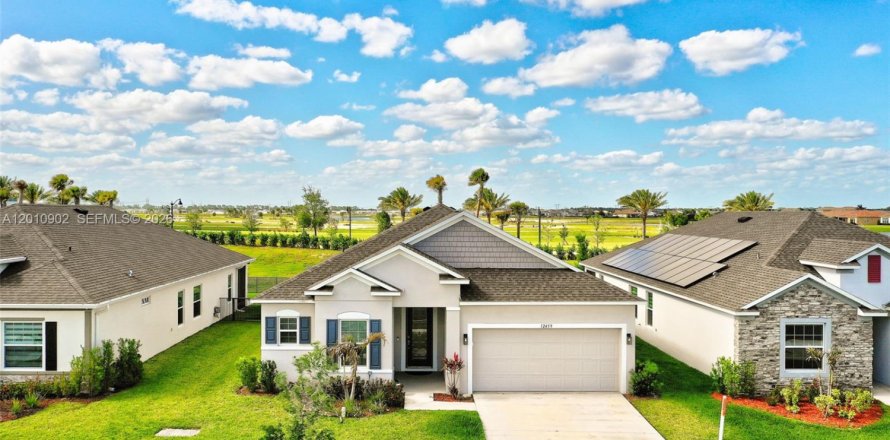 Casa en Port St. Lucie, Florida 3 dormitorios, 184.69 m2 № 2074674