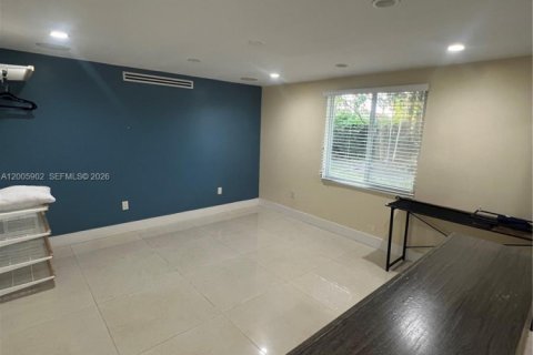 Immobilier commercial à Miami, Floride 1 chambre, 214.05 m2 № 2170670
