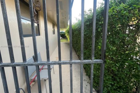 Снять в аренду коммерческую недвижимость в Майами, Флорида 1 спальня, 214.05м2, № 2170670 - фото 8