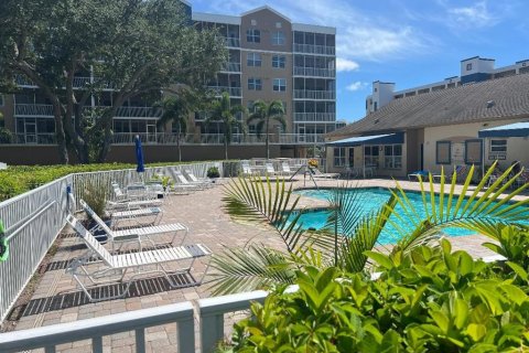 Condo in Largo, Florida, 2 bedrooms № 2215601 - photo 2