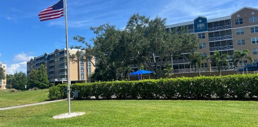 Condo in Largo, Florida, 2 bedrooms № 2215601