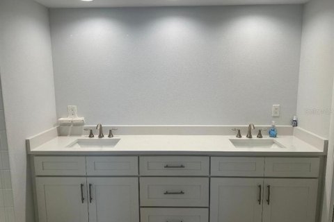 Condo in Largo, Florida, 2 bedrooms № 2215601 - photo 16