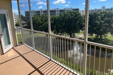 Condo in Largo, Florida, 2 bedrooms № 2215601 - photo 11