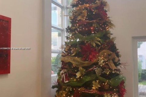 Casa en venta en Doral, Florida, 5 dormitorios, 305.83 m2 № 2016454 - foto 3