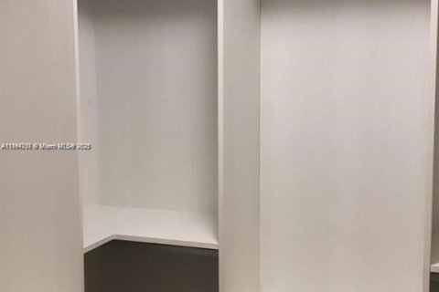 Casa en venta en Doral, Florida, 5 dormitorios, 305.83 m2 № 2016454 - foto 9