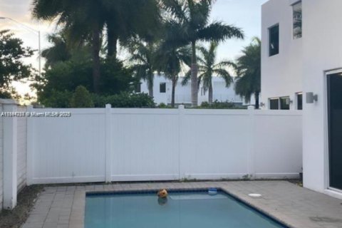 Casa en venta en Doral, Florida, 5 dormitorios, 305.83 m2 № 2016454 - foto 6
