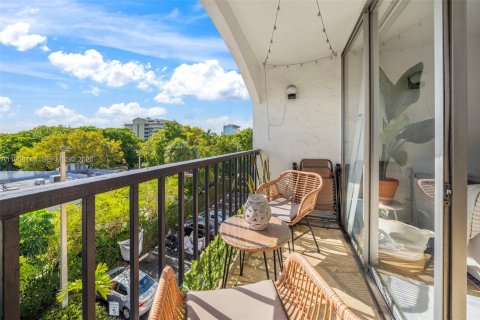 Condo in Miami, Florida, 2 bedrooms  № 1996030 - photo 25