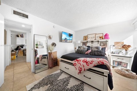 Condo in Miami, Florida, 2 bedrooms  № 1996030 - photo 12
