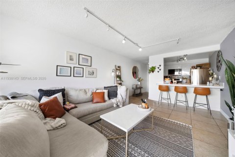 Condo in Miami, Florida, 2 bedrooms  № 1996030 - photo 3