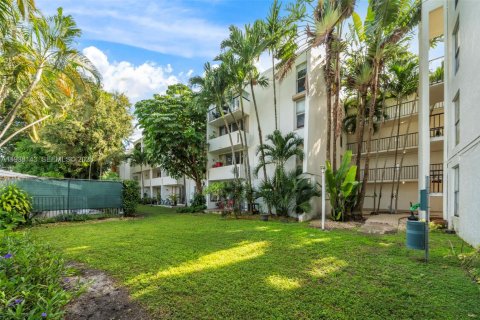 Condo in Miami, Florida, 2 bedrooms  № 1996030 - photo 16