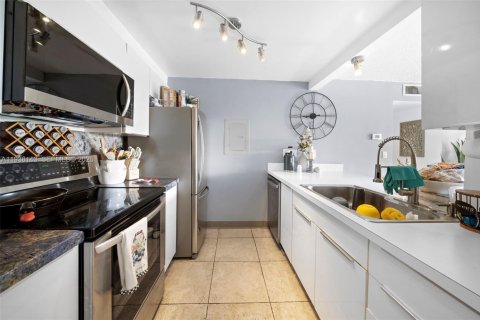 Condo in Miami, Florida, 2 bedrooms  № 1996030 - photo 9