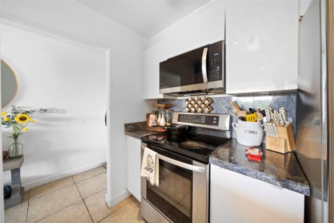 Condo in Miami, Florida, 2 bedrooms  № 1996030 - photo 8