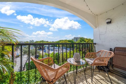 Condo in Miami, Florida, 2 bedrooms  № 1996030 - photo 4