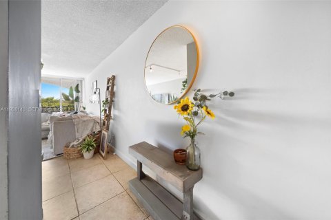 Condo in Miami, Florida, 2 bedrooms  № 1996030 - photo 7