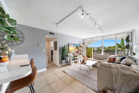 Condo in Miami, Florida, 2 bedrooms  № 1996030 - photo 6