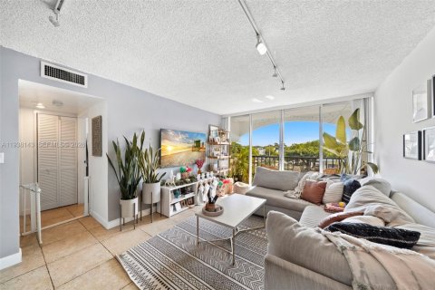 Condo in Miami, Florida, 2 bedrooms  № 1996030 - photo 10
