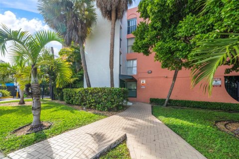 Condo in Miami, Florida, 2 bedrooms  № 1996030 - photo 24