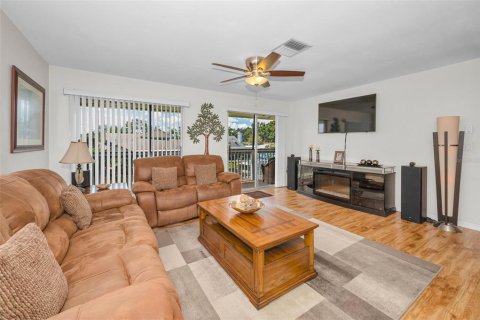 House in Palm Harbor, Florida 3 bedrooms, 140.19 sq.m. № 1907351 - photo 17