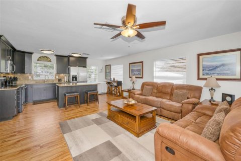 House in Palm Harbor, Florida 3 bedrooms, 140.19 sq.m. № 1907351 - photo 26