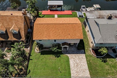 House in Palm Harbor, Florida 3 bedrooms, 140.19 sq.m. № 1907351 - photo 10