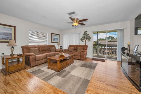 House in Palm Harbor, Florida 3 bedrooms, 140.19 sq.m. № 1907351 - photo 25