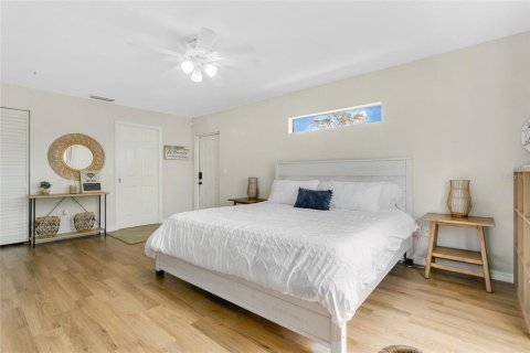 House in Edgewater, Florida 3 bedrooms, 211.82 sq.m. № 2102930 - photo 12