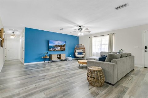 House in Edgewater, Florida 3 bedrooms, 211.82 sq.m. № 2102930 - photo 3