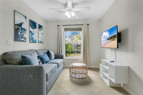 House in Edgewater, Florida 3 bedrooms, 211.82 sq.m. № 2102930 - photo 9
