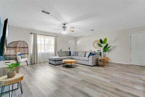 House in Edgewater, Florida 3 bedrooms, 211.82 sq.m. № 2102930 - photo 2