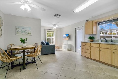 House in Edgewater, Florida 3 bedrooms, 211.82 sq.m. № 2102930 - photo 8