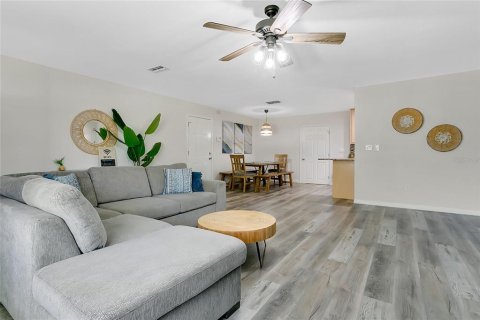 House in Edgewater, Florida 3 bedrooms, 211.82 sq.m. № 2102930 - photo 4