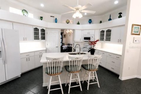House in Weeki Wachee, Florida 4 bedrooms, 263.94 sq.m. № 2231221 - photo 10