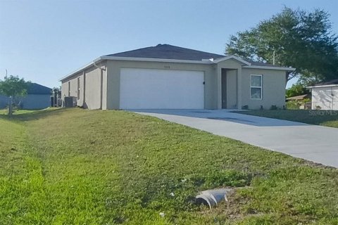 Villa ou maison à louer à Cape Coral, Floride: 4 chambres, 153.29 m2 № 2115352 - photo 2