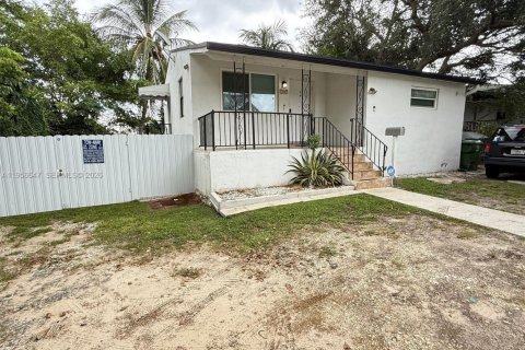 Villa ou maison à vendre à Hallandale Beach, Floride: 2 chambres, 147.71 m2 № 2010532 - photo 2