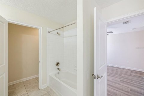 House in STOREY PARK in Orlando, Florida 4 bedrooms, 231.42 sq.m. № 1682930 - photo 20